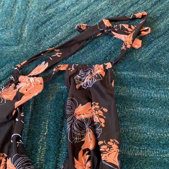 Bathing suit with flowers - Picture 2 of 2